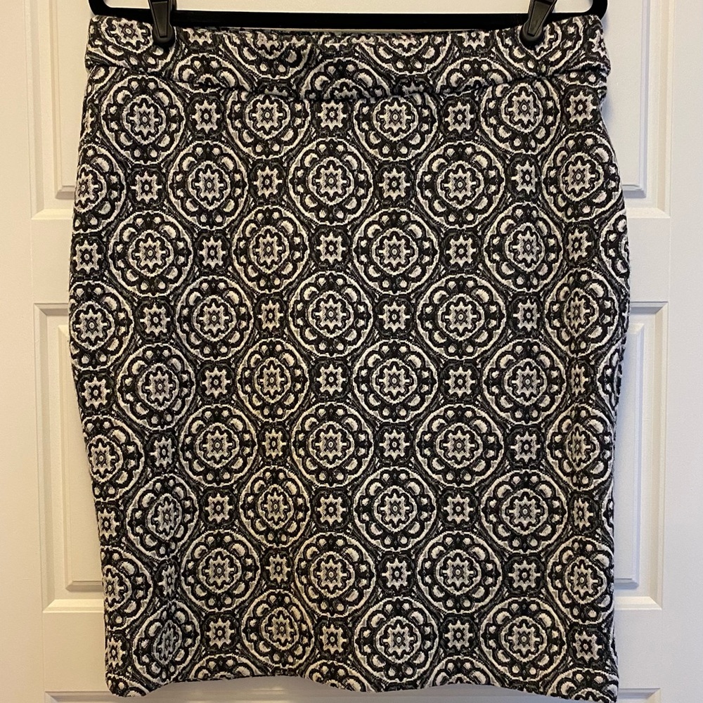 Roz & Ali, Black and White, Pencil Skirt with split in the back.